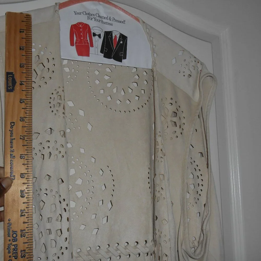 WESTERN BOHO STYLE TAN FAUX SUEDE LEATHER FRINGE EYELET VEST PYRAMID COLLECTION - Picture 4 of 13